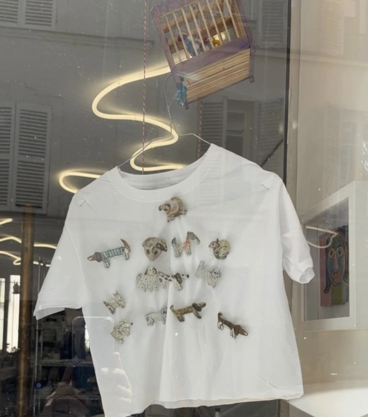 Broches chiens en céramique peintes à la main, en vitrine de l'atelier
