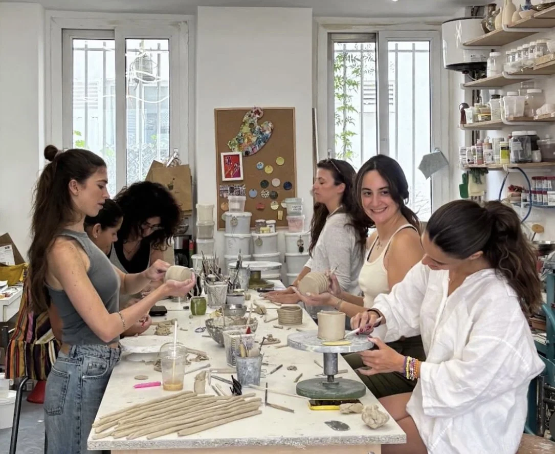 Groupe de participantes lors d'un cours de céramique à l'atelier L'Oiseau Bleu