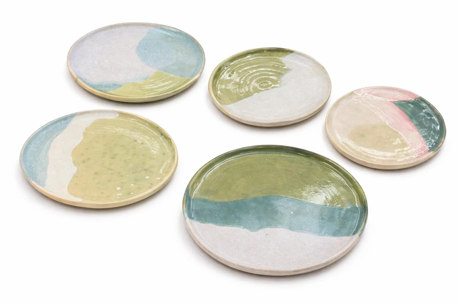 Cinq petites assiettes en céramique colorées à motif abstrait pastel