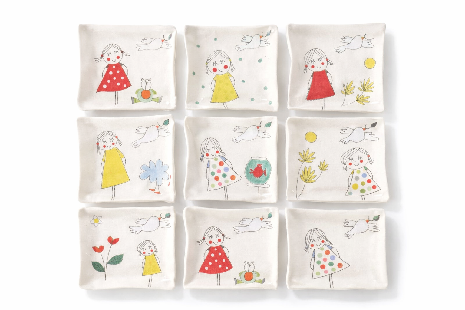 Neuf assiettes en céramique illustrées d'enfants et d'oiseaux