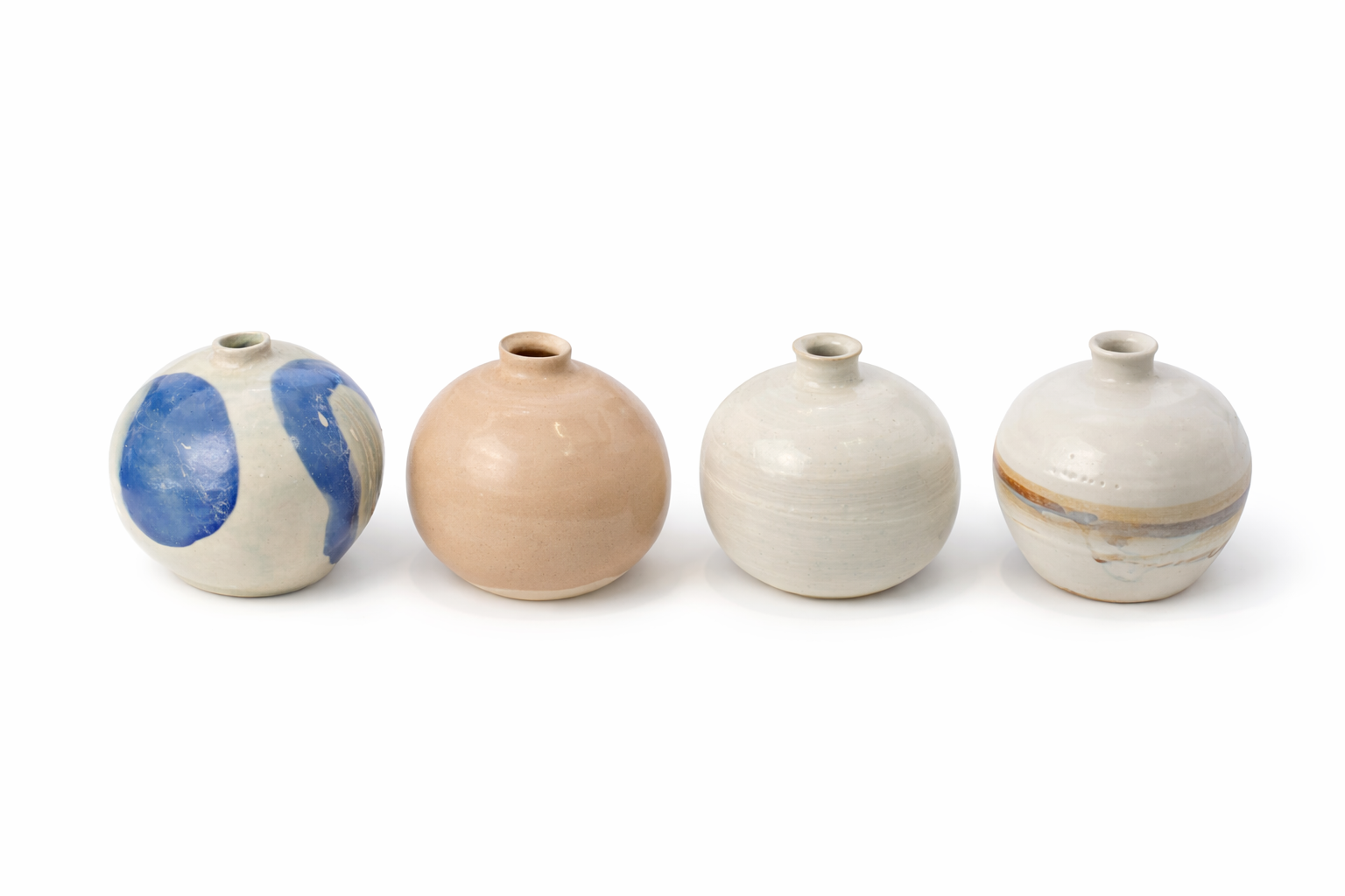 Quatre petits vases en céramique de couleurs variées
