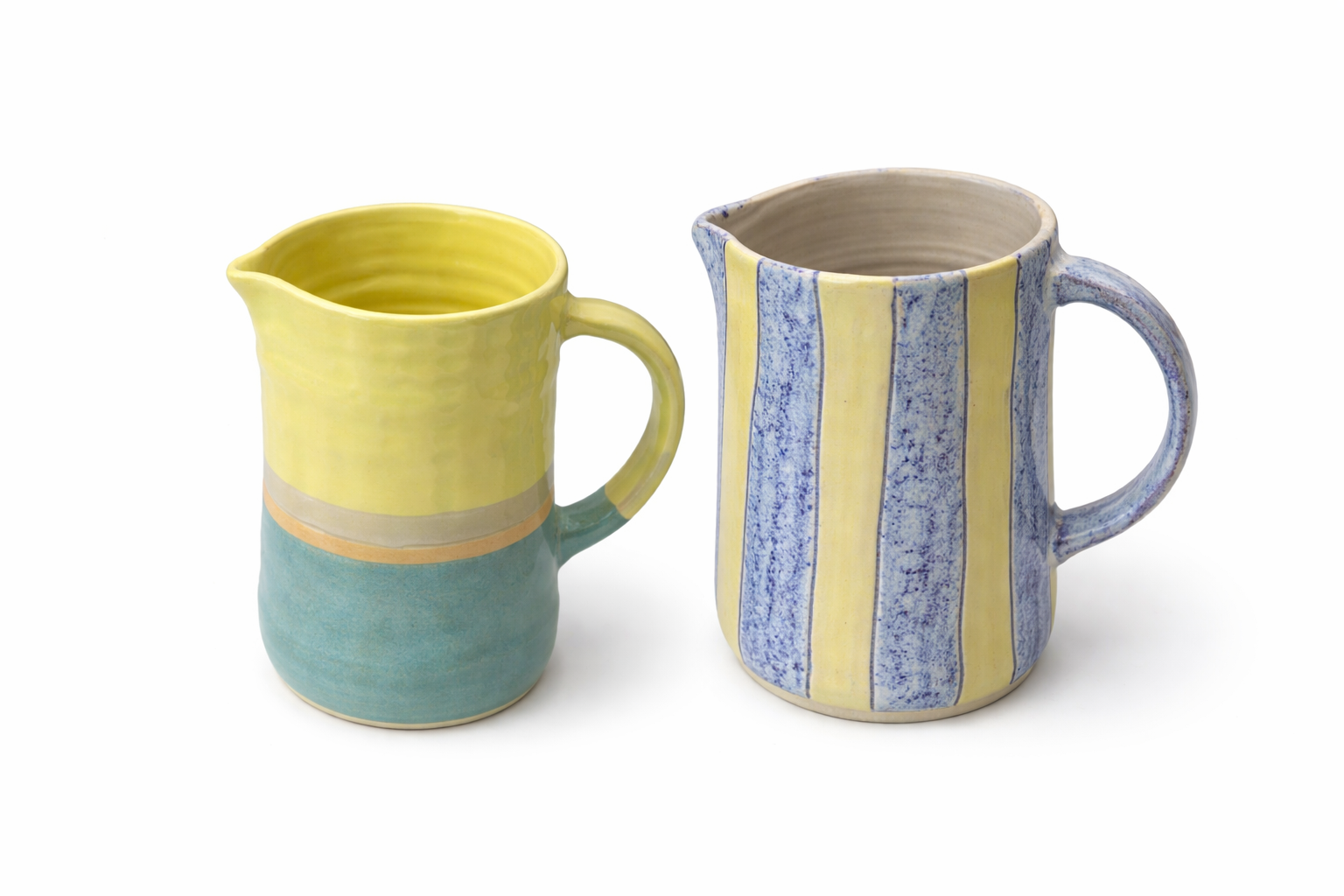 Deux mugs en céramique jaunes et bleus