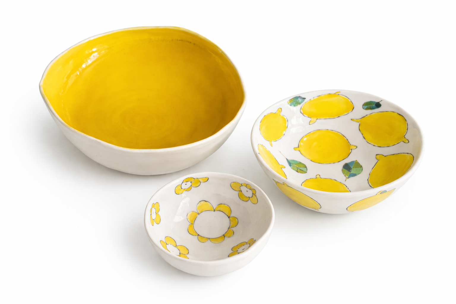 Trois bols en céramique à motifs de citrons et de fleurs