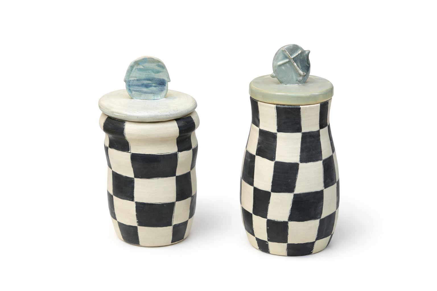 Deux boîtes en céramique à motif damier noir et blanc