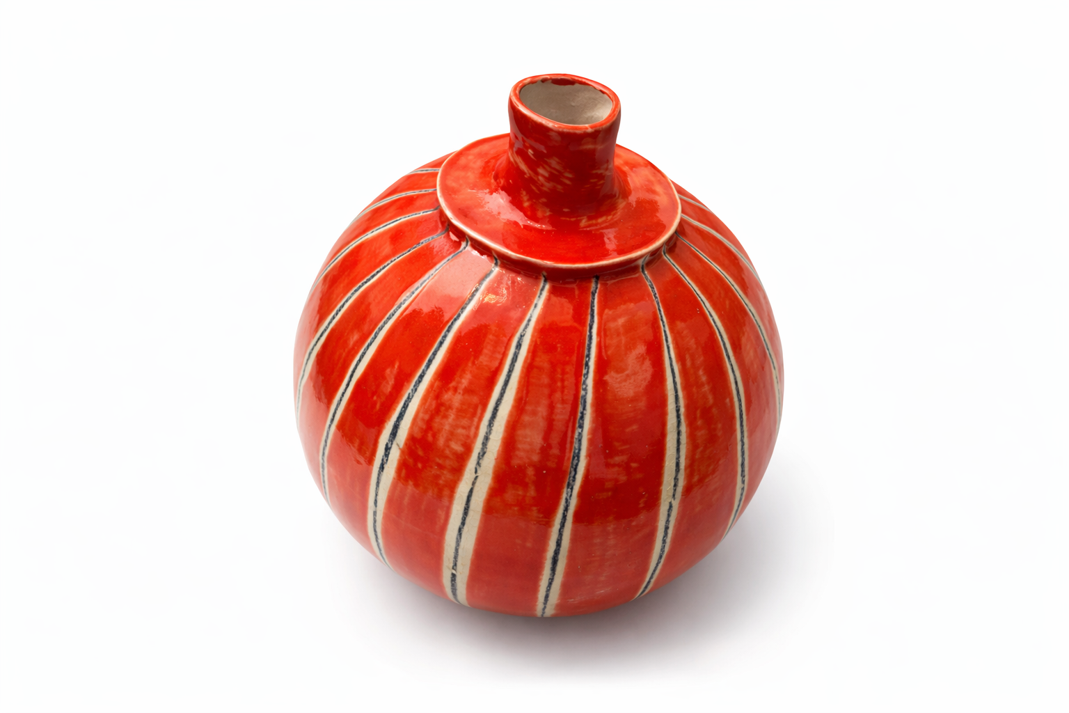 Vase en céramique rouge à rayures verticales blanches et noires