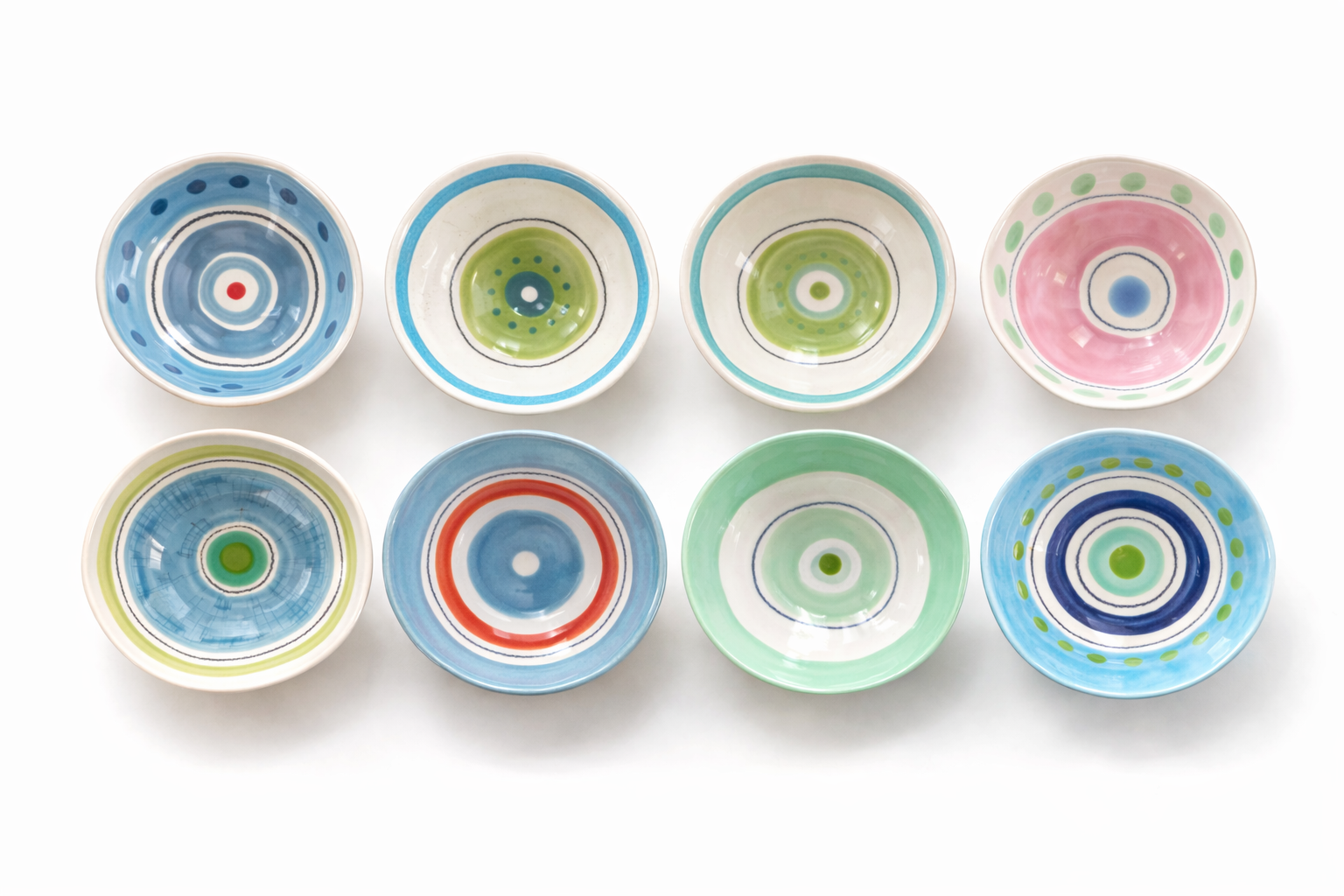 Neuf petites assiettes en céramique à motifs circulaires